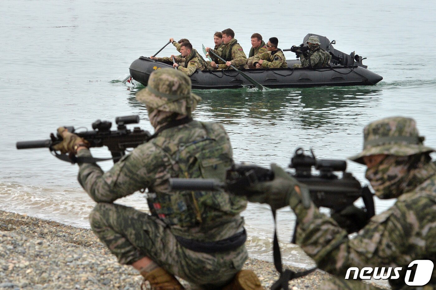 본문 이미지 - 영국 해병대 코만도 대원들이 22일 경북 포항시 북구 송라면 조사리 해안에서 실시된 한·미·영 해병대 수색대 해상 및 공중 침투훈련에서 IBS보트로 가상의 적이 있는 해안으로 은밀하게 침투하고 있다. 2023.3.23/뉴스1 ⓒ News1 최창호 기자