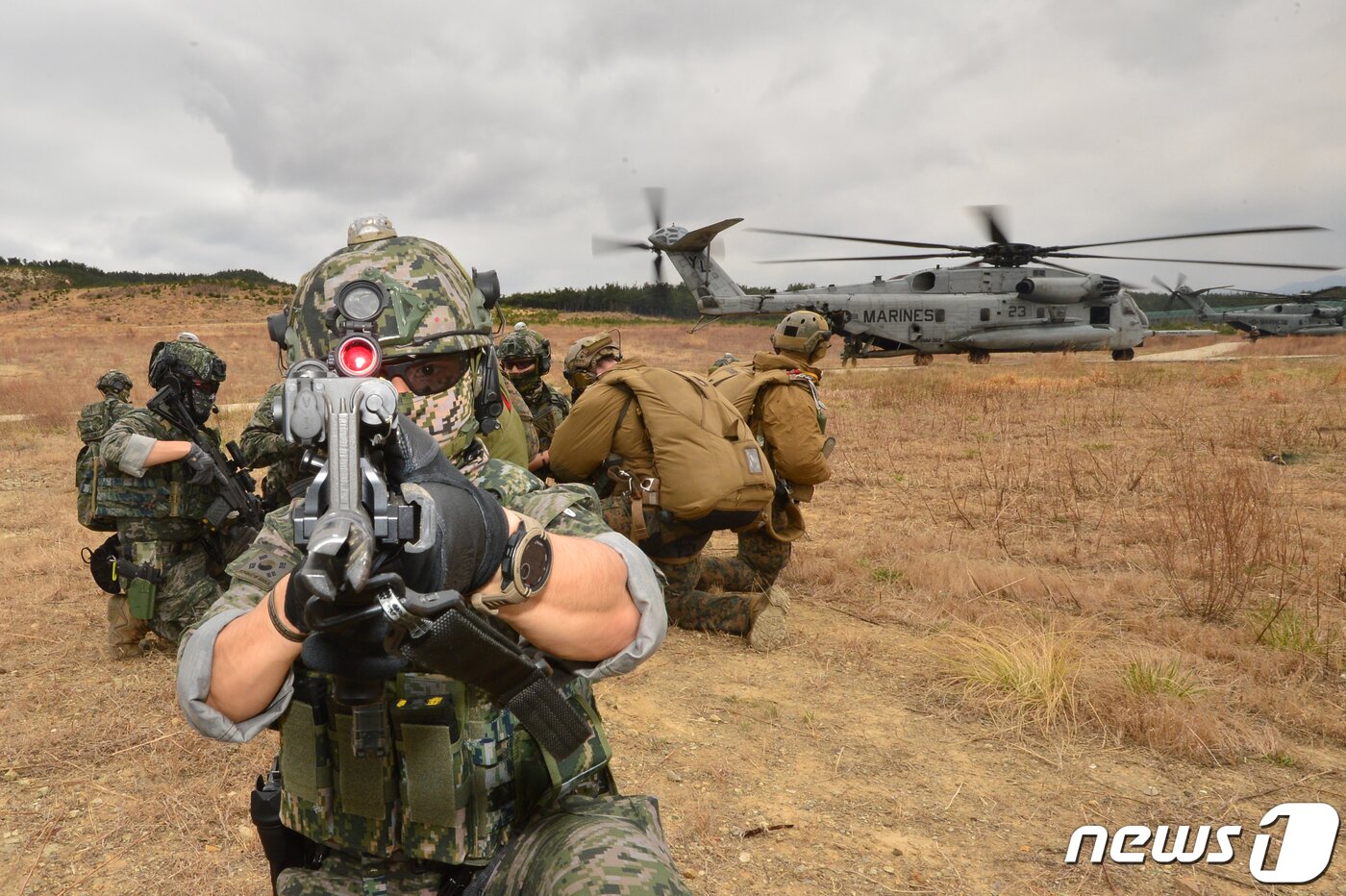 본문 이미지 - 대한민국 해병대 특수수색대와 미 해병대 수색부대가 22일 경북 포항시 북구 송라면 조사리 해안에서 실시된 한·미·영 해병대 수색대 해상 및 공중 침투훈련에서 작전 토의를 하고 있다. 2023.3.23/뉴스1 ⓒ News1 최창호 기자
