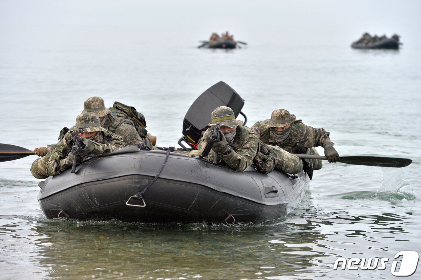 본문 이미지 - 대한민국 해병대 특수수색대원들이 22일 경북 포항시 북구 송라면 조사리 해안에서 실시된 한·미·영 해병대 수색대 해상 및 공중 침투훈련에서 IBS보트로 가상의 적이 있는 해안에 은밀하게 침투하고 있다.2023.3.23/뉴스1 ⓒ News1 최창호 기자