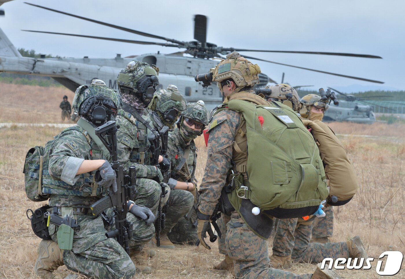 본문 이미지 - 대한민국 해병대 특수수색대원과 미해병대 수색부대원들이 22일 경북 포항시 북구 송라면 조사리 해안에서 실시된 한·미·영 해병대 수색대 해상 및 공중 침투훈련에서 작전 토의를 하고 있다. 2023.3.23/뉴스1 ⓒ News1 최창호 기자