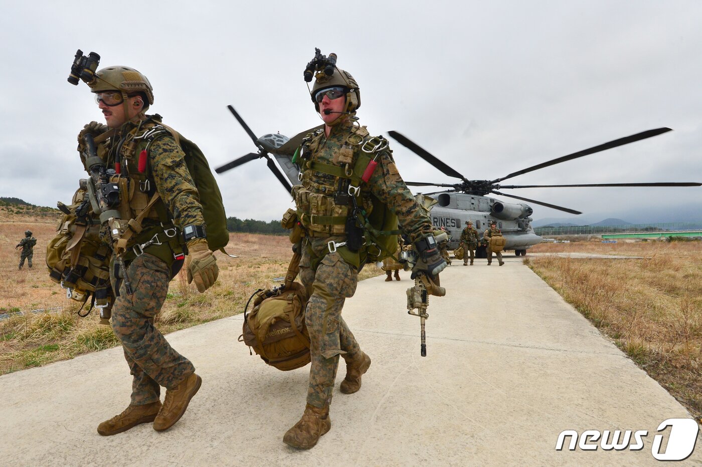 본문 이미지 - 미해병대 수색부대원들이 22일 경북 포항시 북구 송라면 조사리 해안에서 실시된 한·미·영 해병대 수색대 해상 및 공중 침투훈련에서 CH-53E헬기에서 내려 작전 지역으로 이동하고 있다..2023.3.23/뉴스1 ⓒ News1 최창호 기자