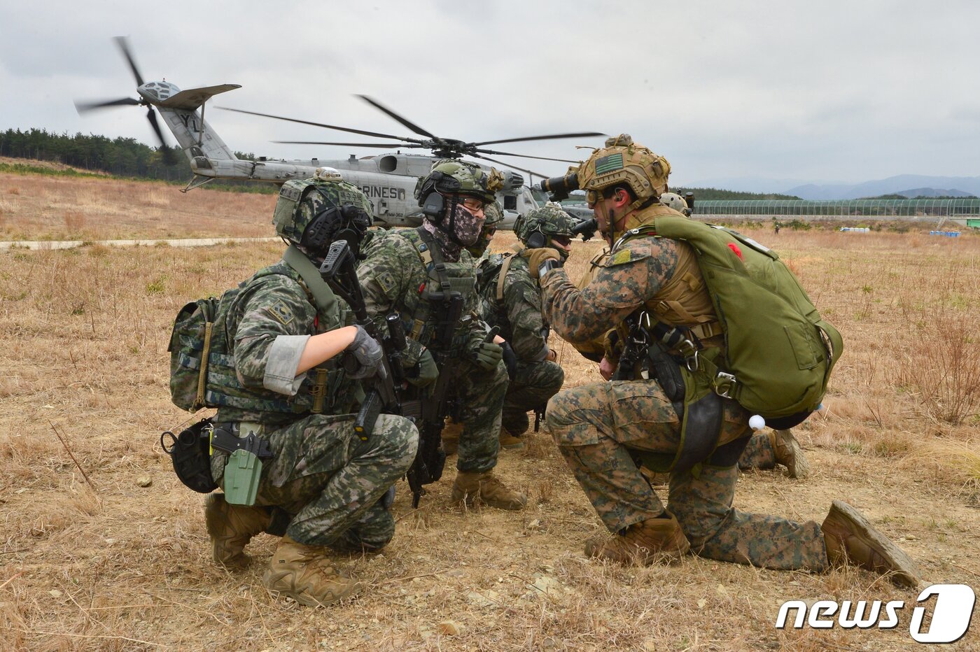 본문 이미지 - 대한민국 해병대 특수수색대와 미 해병대 수색부대가 22일 경북 포항시 북구 송라면 조사리 해안에서 실시된 한·미·영 해병대 수색대 해상 및 공중 침투훈련에서 작전 토의를 하고 있다. .2023.3.23/뉴스1 ⓒ News1 최창호 기자
