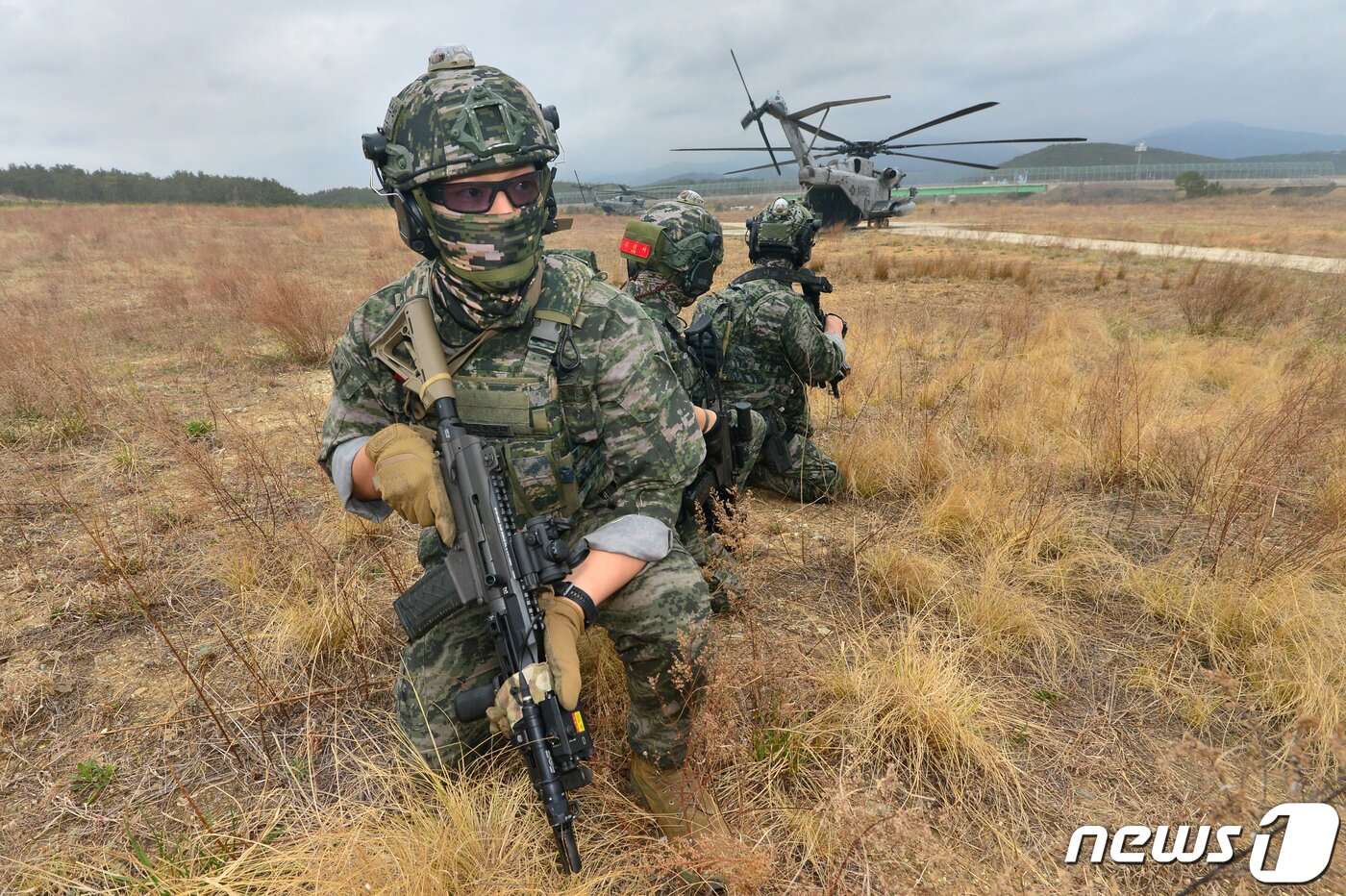 본문 이미지 - 대한민국 해병대 특수수색대원들이 22일 경북 포항시 북구 송라면 조사리 해안에서 실시된 한·미·영 해병대 수색대 해상 및 공중 침투훈련에서 작전 지역에 착륙한 미 해병대 CH-53E헬기를 엄호하고 있다. 2023.3.23/뉴스1 ⓒ News1 최창호 기자