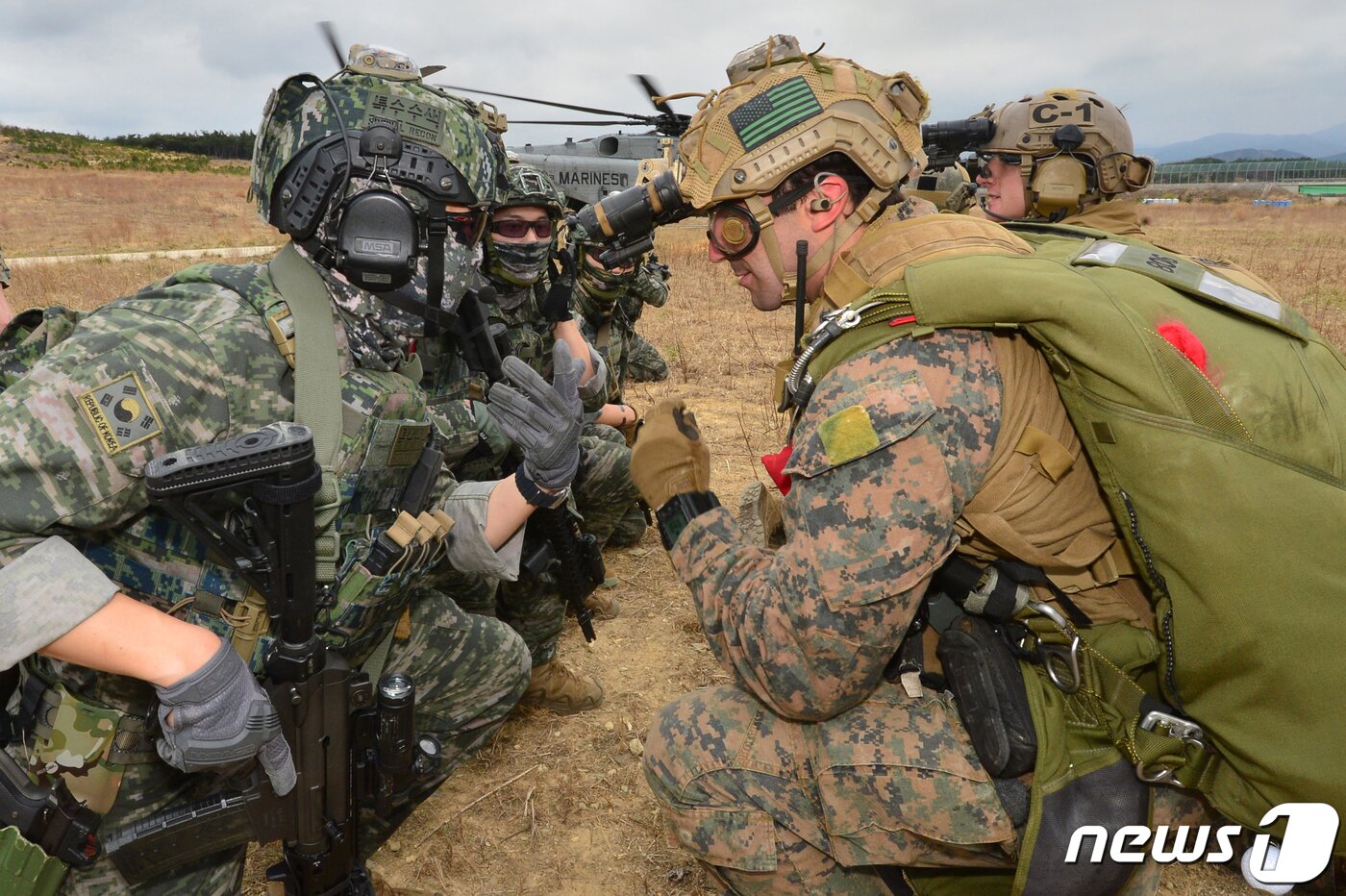 본문 이미지 -  대한민국 해병대 특수수색대원과 미해병대 수색부대원들이 22일 경북 포항시 북구 송라면 조사리 해안에서 실시된 한·미·영 해병대 수색대 해상 및 공중 침투훈련에서 작전 토의를 하고 있다. 2023.3.23/뉴스1 ⓒ News1 최창호 기자