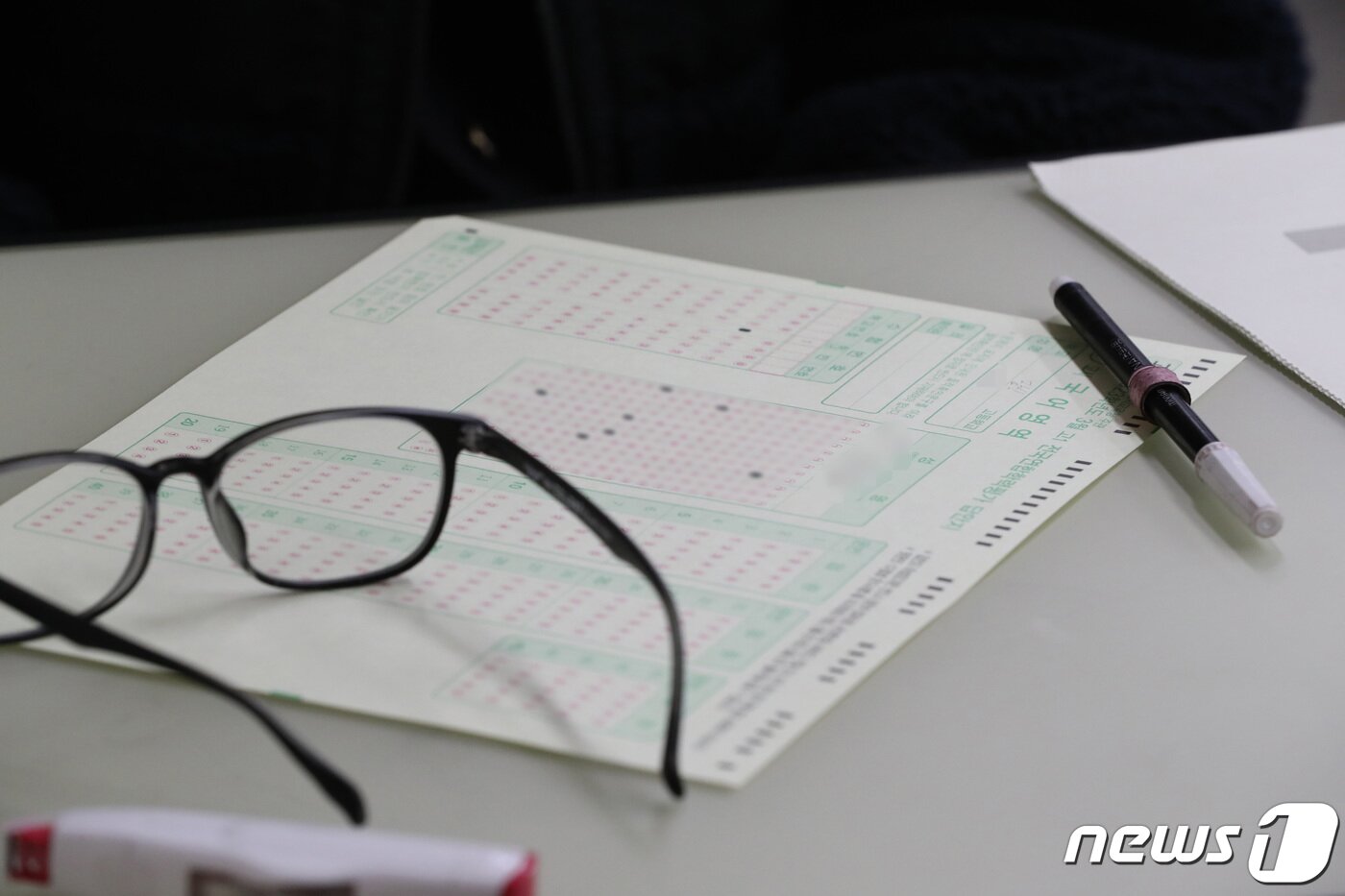 본문 이미지 - 2023학년도 3월 고3 전국연합학력평가가 실시된 23일 오전 서울 송파구 잠신고등학교에서 1학년 학생들이 답안지를 작성하고 있다. 2023.3.23/뉴스1 ⓒ News1 사진공동취재단