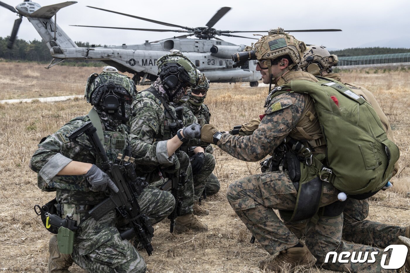 본문 이미지 - 한미 해병대 수색팀. (해병대사령부 제공) 2023.3.23/뉴스1