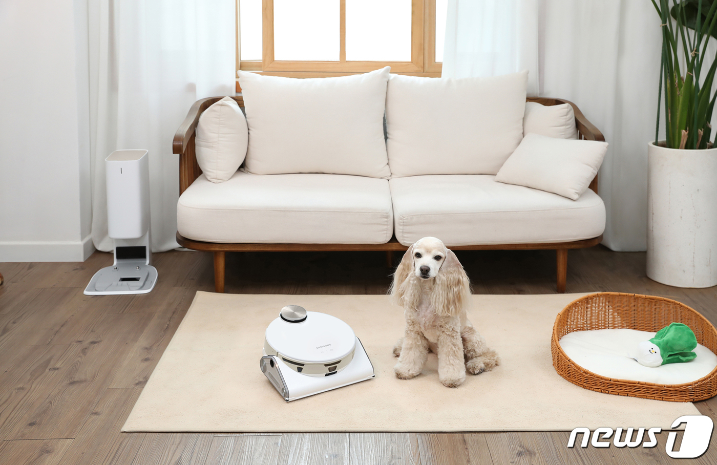 (서울=뉴스1) = 삼성전자는 청소 성능을 높이고 펫 케어 기능을 강화한 2023년형 로봇청소기 '비스포크 제트 봇 AI'를 출시한다고 23일 밝혔다.집 구조와 사물 종류까지 파악 …