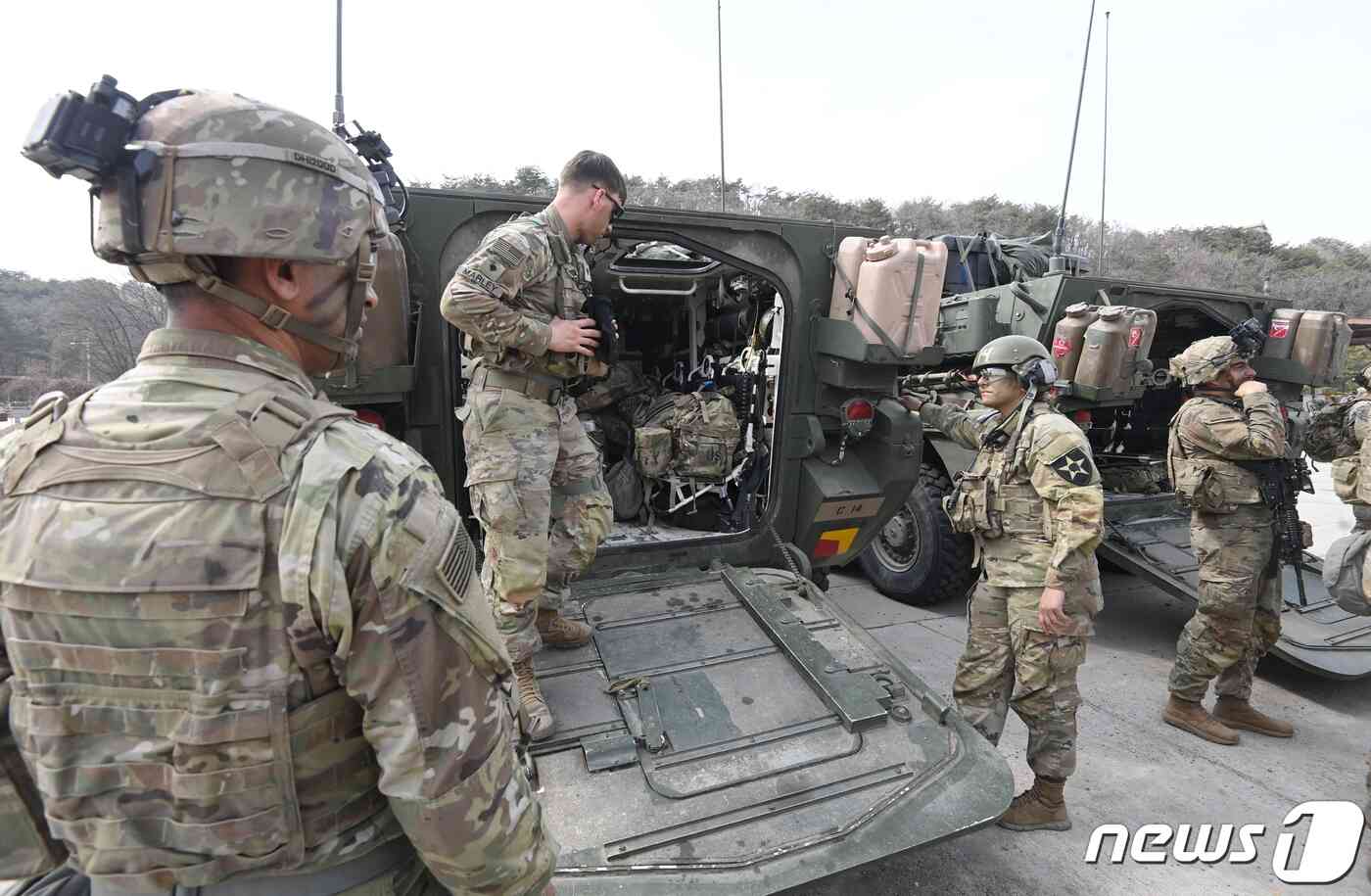 '한미 연합 제병합동사격 훈련'에 참가한 미2사단 스트라이커 부대원들이 장갑차 발진을 위해 준비하고 있다. 2023.3.23/뉴스1 © News1 사진공동취재단