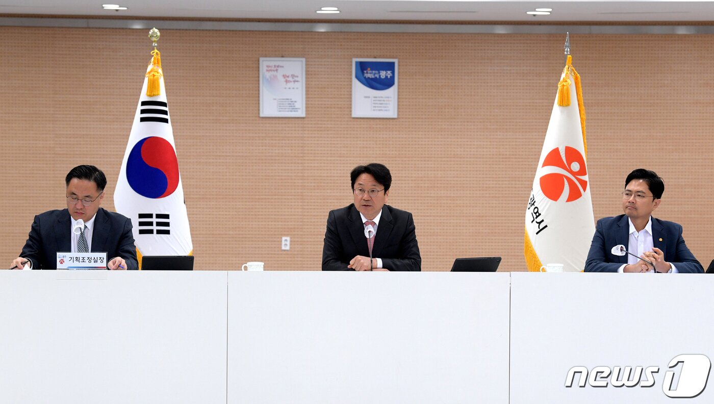 본문 이미지 - 강기정 광주시장이 23일 오전 시청 중회의실에서간부회의를 주재하고 있다. 강 시장은 '비엔나 소시지'를 들고 추격전을 벌이는 '비엔날레 홍보 영상' 논란에 대해 "매우 잘 된 영상＂이라고 평가했다.(광주시 제공)2023.3.23/뉴스1