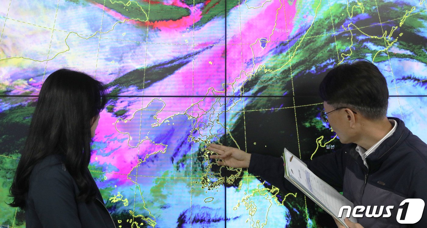 본문 이미지 - 경기·인천에 올 봄 첫 황사경보가 발령된 23일 오전 경기 수원시 권선구 수도권기상청에서 예보관들이 황사 상황을 실시간으로 살펴보고 있다. 황사를 동반한 미세먼지 농도는 서울과 경기 남부, 충남에서 오후에 일시적으로 &#39;매우나쁨&#39; 수준까지 치솟고 고농도 황사가 포함된 기류는 오후 2~3시쯤 서해안을 스치듯 지나갈 전망이다. 2023.3.23/뉴스1 ⓒ News1 김영운 기자