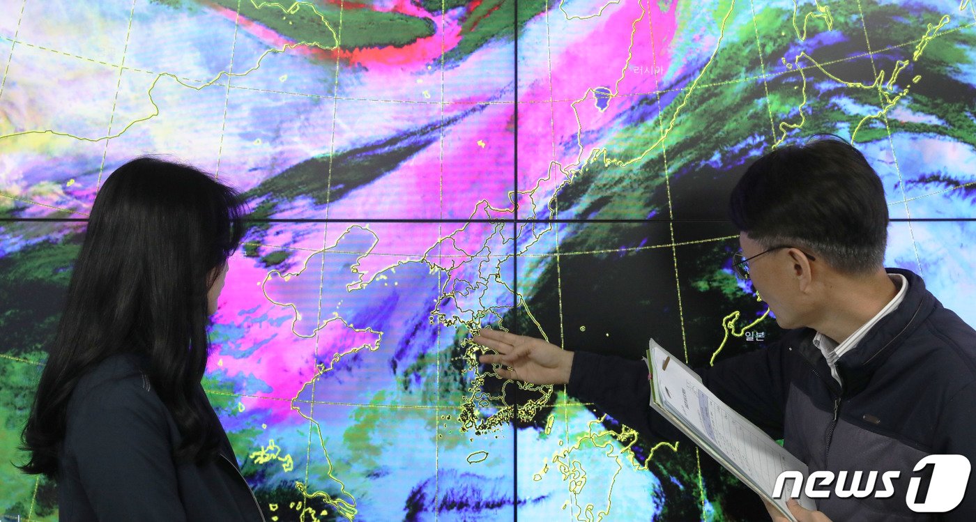 경기·인천에 올 봄 첫 황사경보가 발령된 23일 오전 경기 수원시 권선구 수도권기상청에서 예보관들이 황사 상황을 실시간으로 살펴보고 있다. 황사를 동반한 미세먼지 농도는 서울과 경기 남부, 충남에서 오후에 일시적으로 &#39;매우나쁨&#39; 수준까지 치솟고 고농도 황사가 포함된 기류는 오후 2~3시쯤 서해안을 스치듯 지나갈 전망이다. 2023.3.23/뉴스1 ⓒ News1 김영운 기자