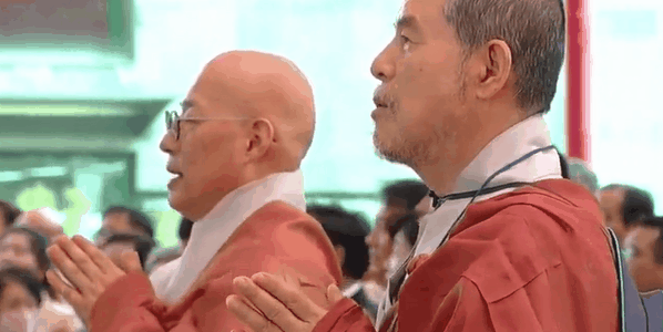 본문 이미지 - 상월결사 회주 자승스님(오른쪽)과 조계종 총무원장이 23일 오후1시 서울 조계사에서 열린 상월결사 인도순례단 회향법회에서 반야심경을 독송하고 있다.(제공 BTN)