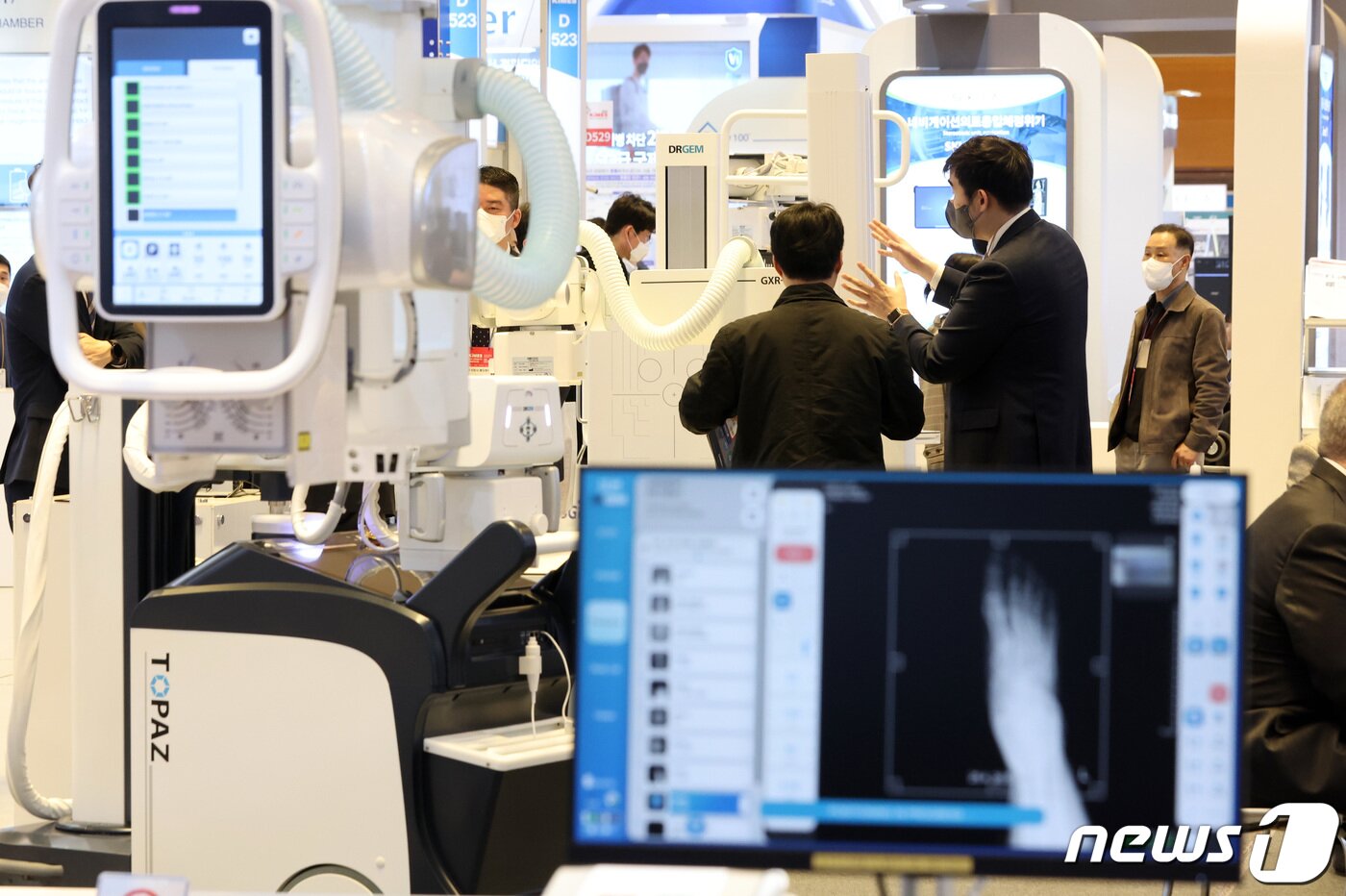 본문 이미지 - 23일 서울 강남구 코엑스에서 열린 제38회 국제의료기기·병원설비전시회(KIMES 2023)에서 참관객들이 의료기기를 살펴보고 있다. 2023.3.23/뉴스1 ⓒ News1 구윤성 기자