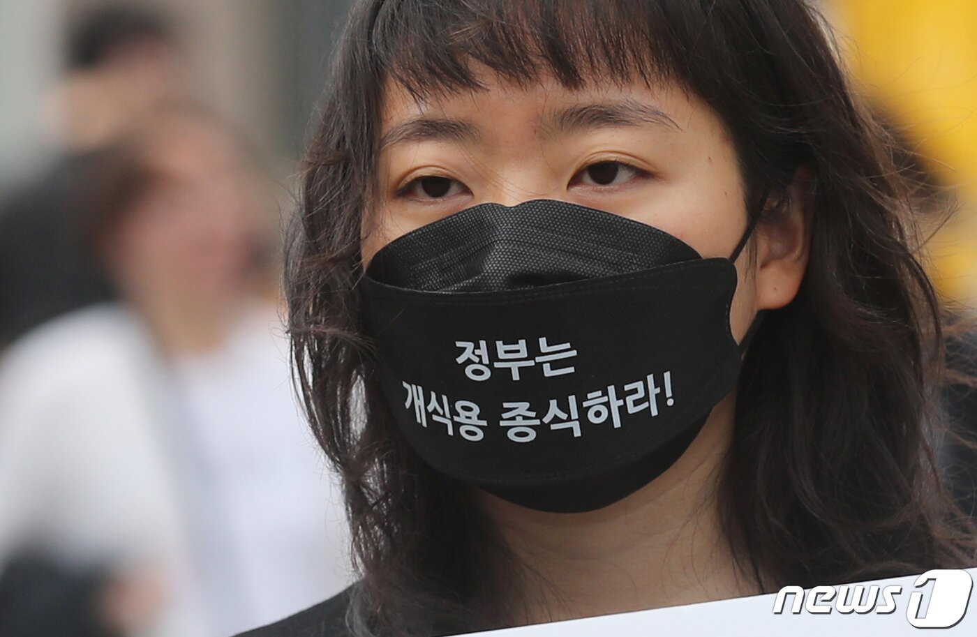 본문 이미지 - 23일 서울 서대문구 신촌 유플렉스 앞 스타광장에서 동물해방물결 회원들이 '국제 강아지의 날'을 맞아 개 식용 문제의 종식을 촉구하는 기자회견을 하고 있다. 2023.3.23/뉴스1 ⓒ News1 송원영 기자