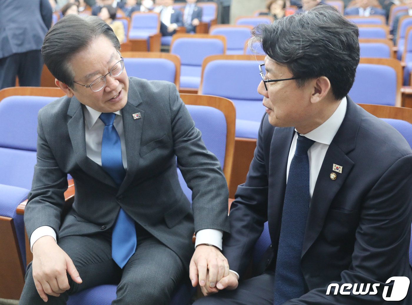 본문 이미지 - 이재명 더불어민주당 대표와 진성준 원내수석부대표가 23일 서울 여의도 국회에서 열린 의원총회에서 대화하고 있다. 2023.3.23/뉴스1 ⓒ News1 허경 기자