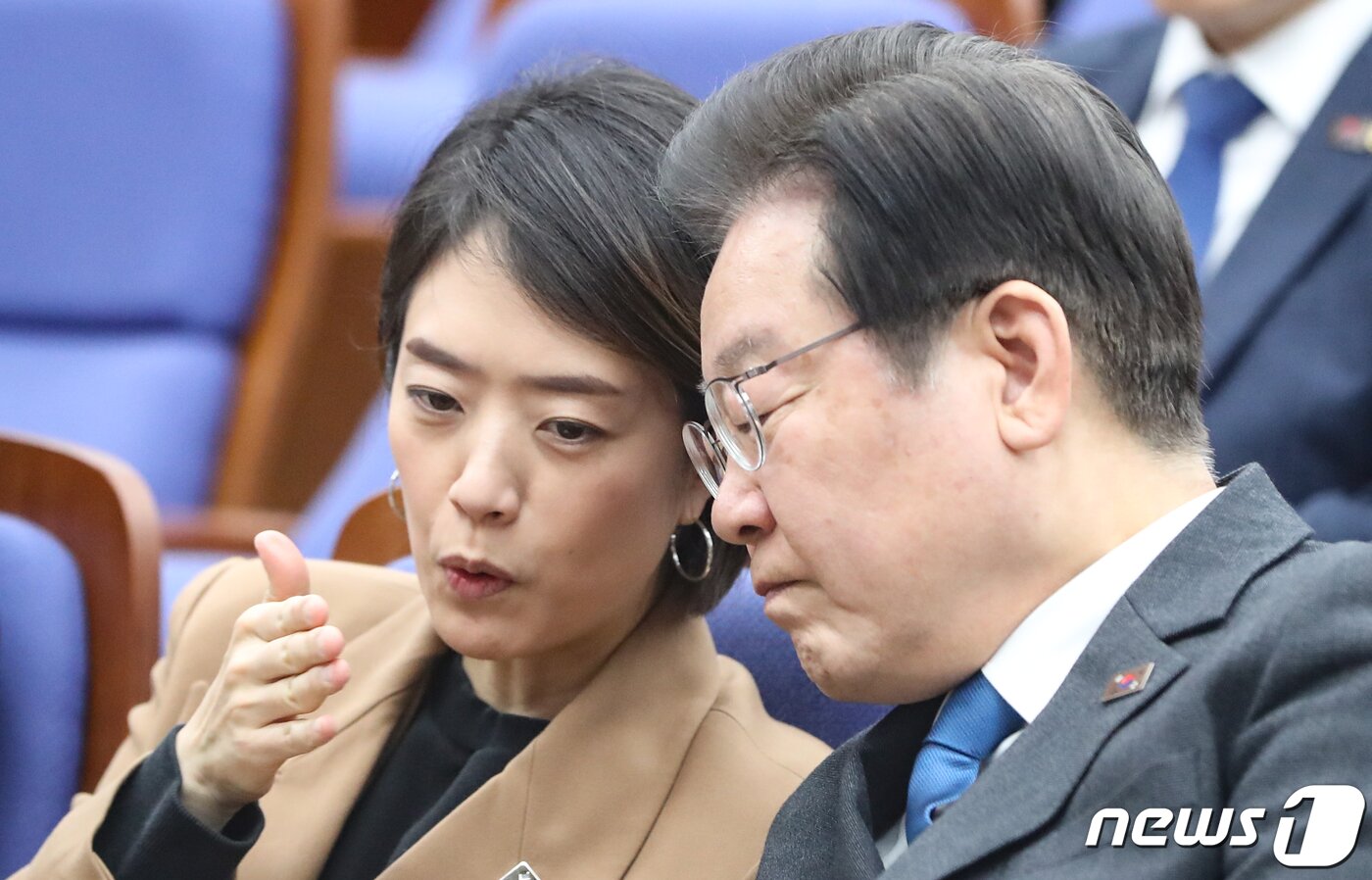 본문 이미지 - 이재명 더불어민주당 대표와 고민정 최고위원이 23일 서울 여의도 국회에서 열린 의원총회에서 대화하고 있다. 2023.3.23/뉴스1 ⓒ News1 허경 기자