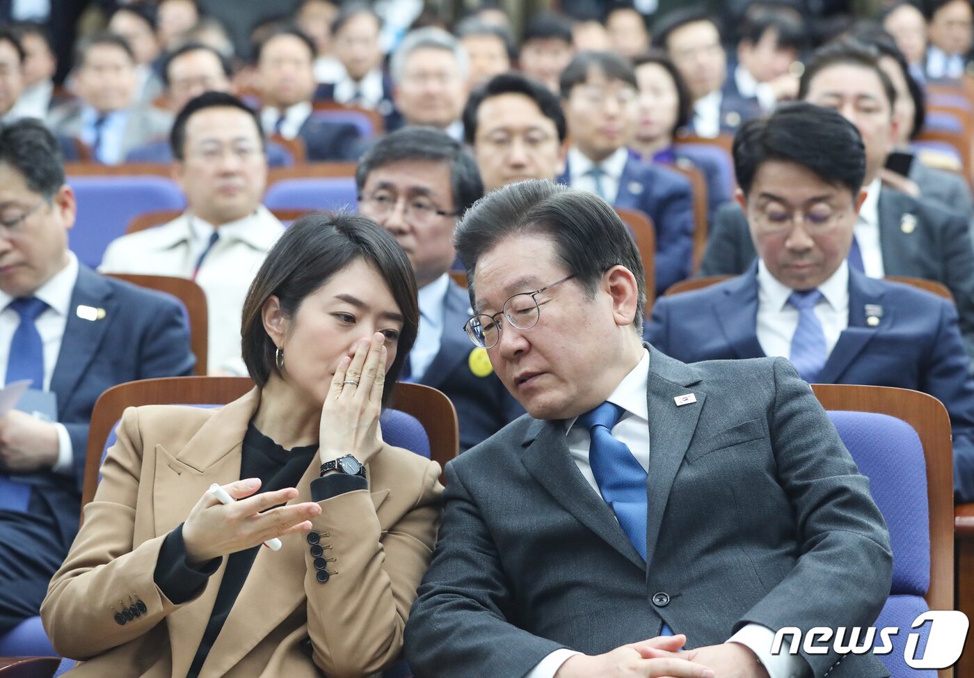 본문 이미지 - 이재명 더불어민주당 대표와 고민정 최고위원이 23일 서울 여의도 국회에서 열린 의원총회에서 대화하고 있다. 2023.3.23/뉴스1 ⓒ News1 허경 기자