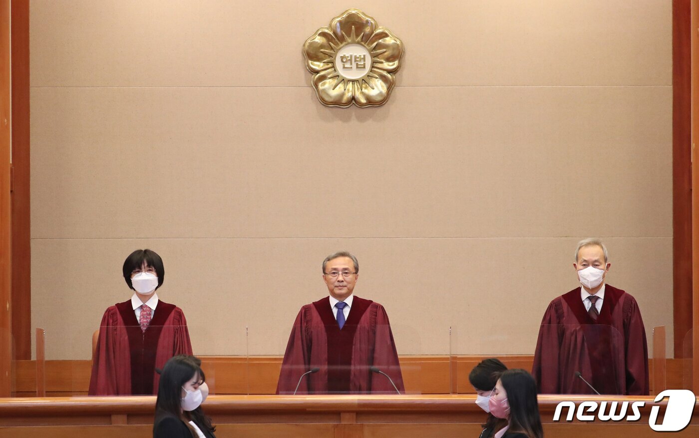 본문 이미지 - 유남석 헌법재판소장과 재판관들이 23일 서울 종로구 헌법재판소에서 열린 '검수완박(검찰 수사권 완전 박탈)' 법안에 대한 권한쟁의심판 선고를 위해 대심판정에 입장하고 있다.(공동취재) 2023.3.23/뉴스1 ⓒ News1 박정호 기자