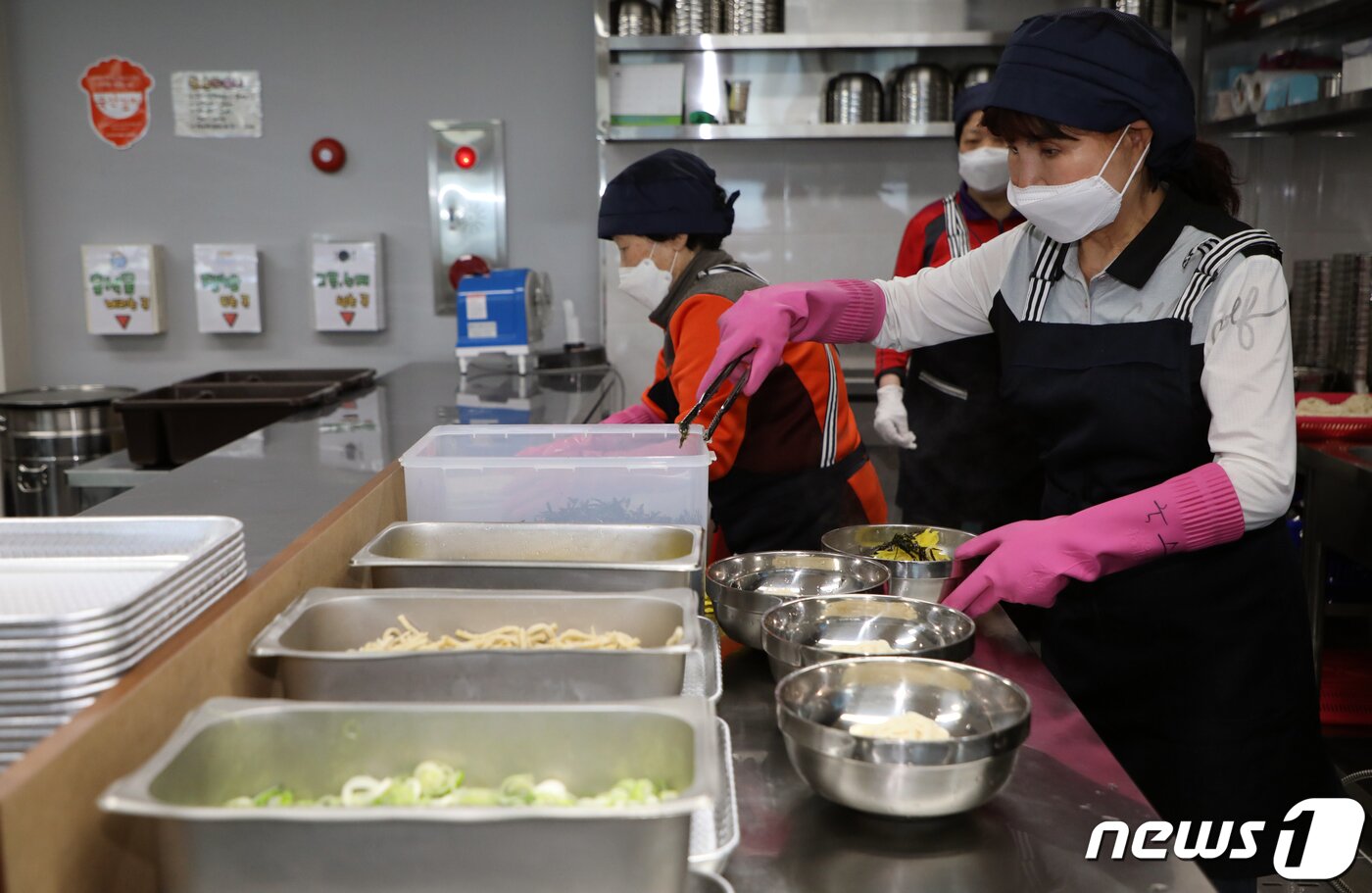 본문 이미지 - 광주 서구 양동전통시장 내 위치한 양동천원국시에서 노인 일자리 참여자들이 국수를 만들고 있다.  ⓒ News1 이수민 기자