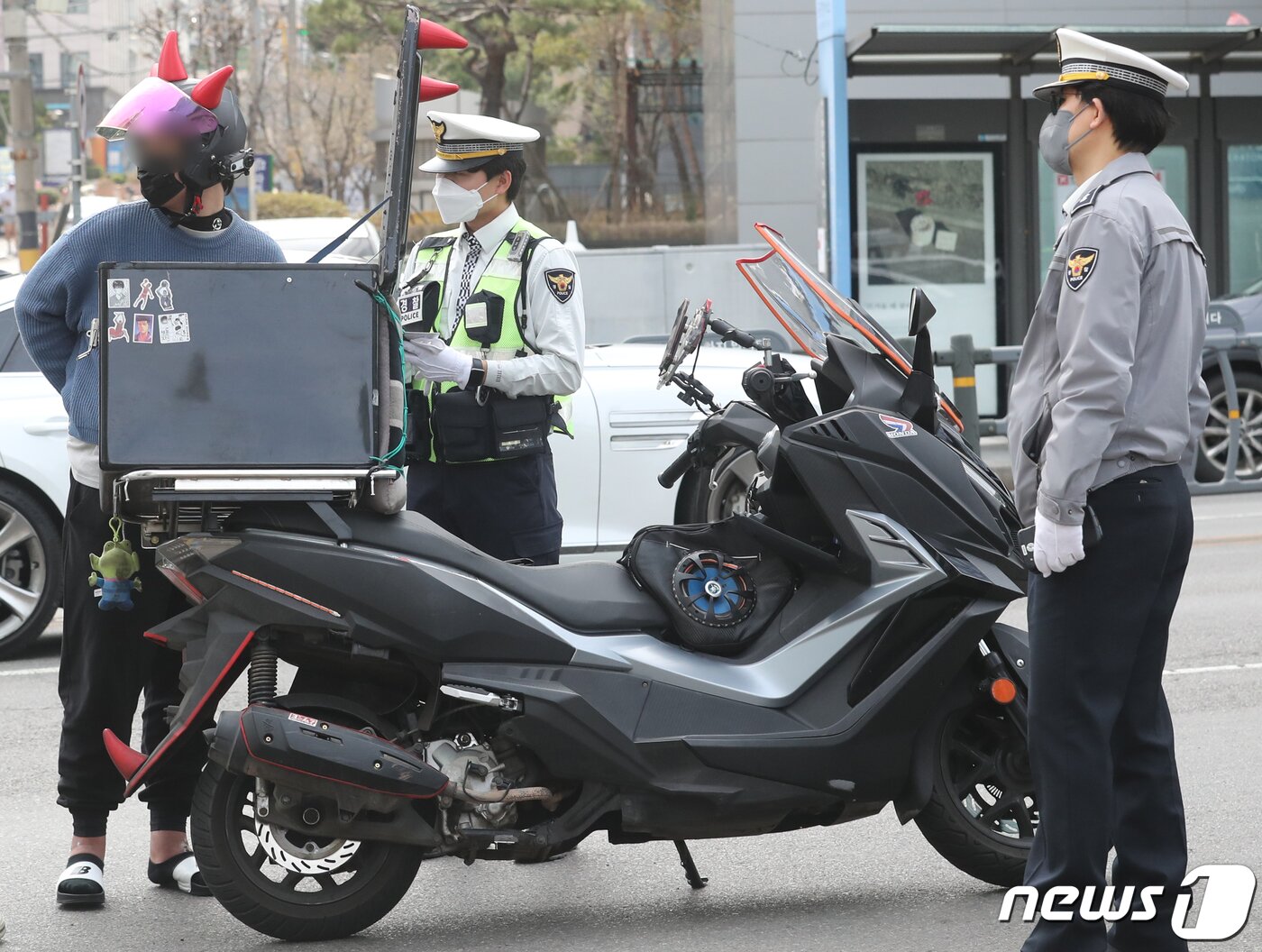 본문 이미지 - 23일 오후 서울 구로디지털단지역 일대에서 경찰들이 이륜차의 난폭운전과 교통법규 위반 근절을 위한 합동단속을 하고 있다.  2023.3.23/뉴스1 ⓒ News1 송원영 기자