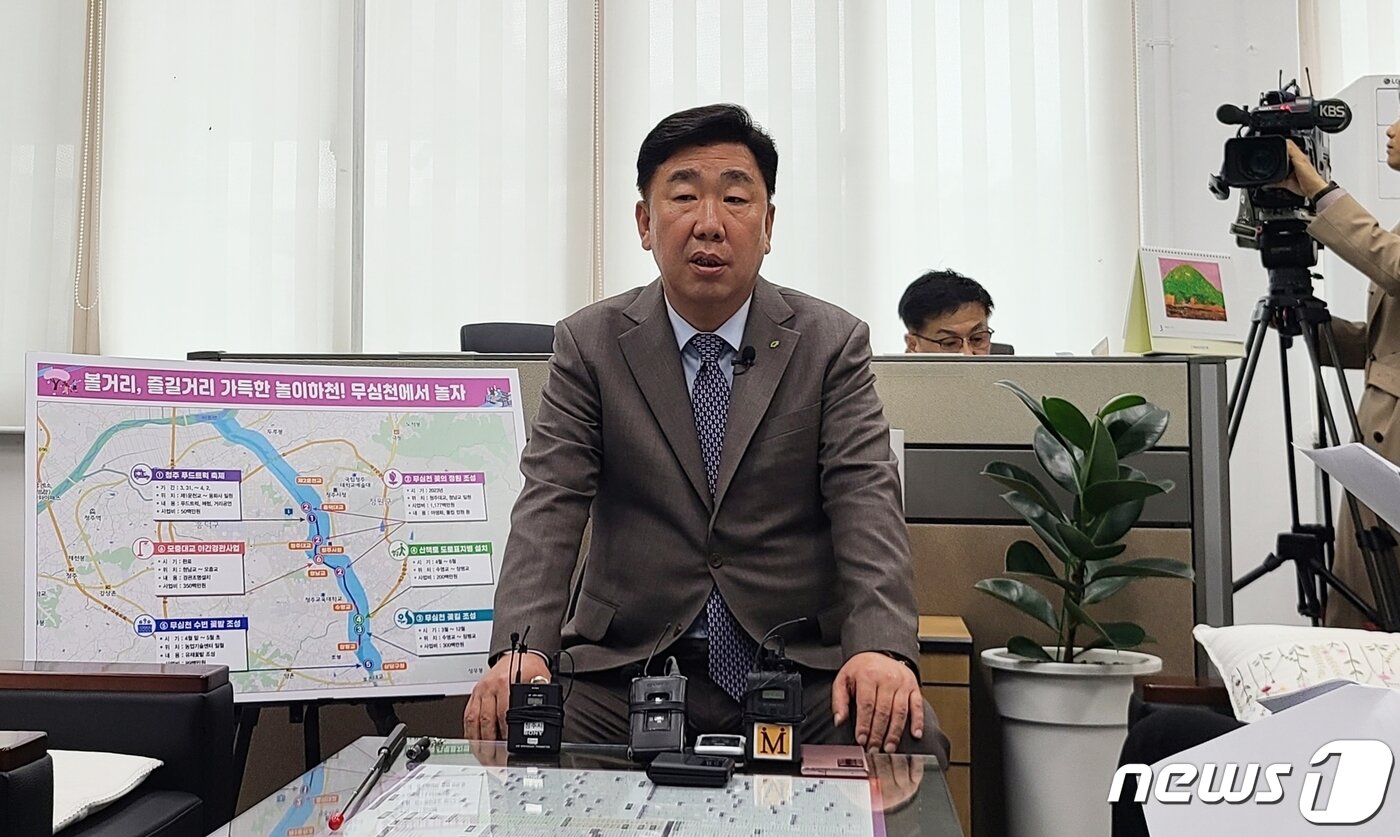 본문 이미지 - 이범석 충북 청주시장이 23일 청주시청 임시청사 기자실에서 무심천변 친수공간 조성사업에 대해 설명하고 있다.2023.3.23/ⓒ 뉴스1 강준식 기자