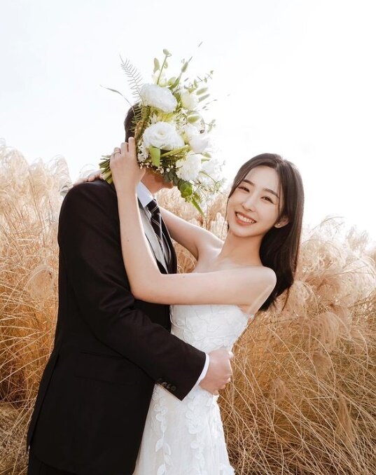 본문 이미지 - '하트시그널3' 출신 박지현의 웨딩화보. (인스타그램 갈무리)