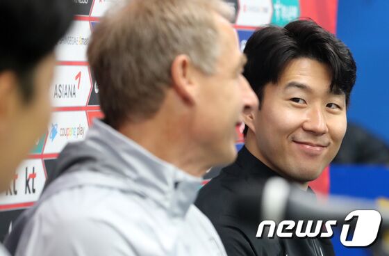 축구대표팀 손흥민이 콜롬비아와의 평가전을 하루 앞둔 23일 오후 울산 문수축구경기장에서 열린 공식 기자회견에서 클린스만 대표팀 감독을 바라보며 미소 짓고 있다. 2023.3.23/뉴스1 © News1 이동해 기자