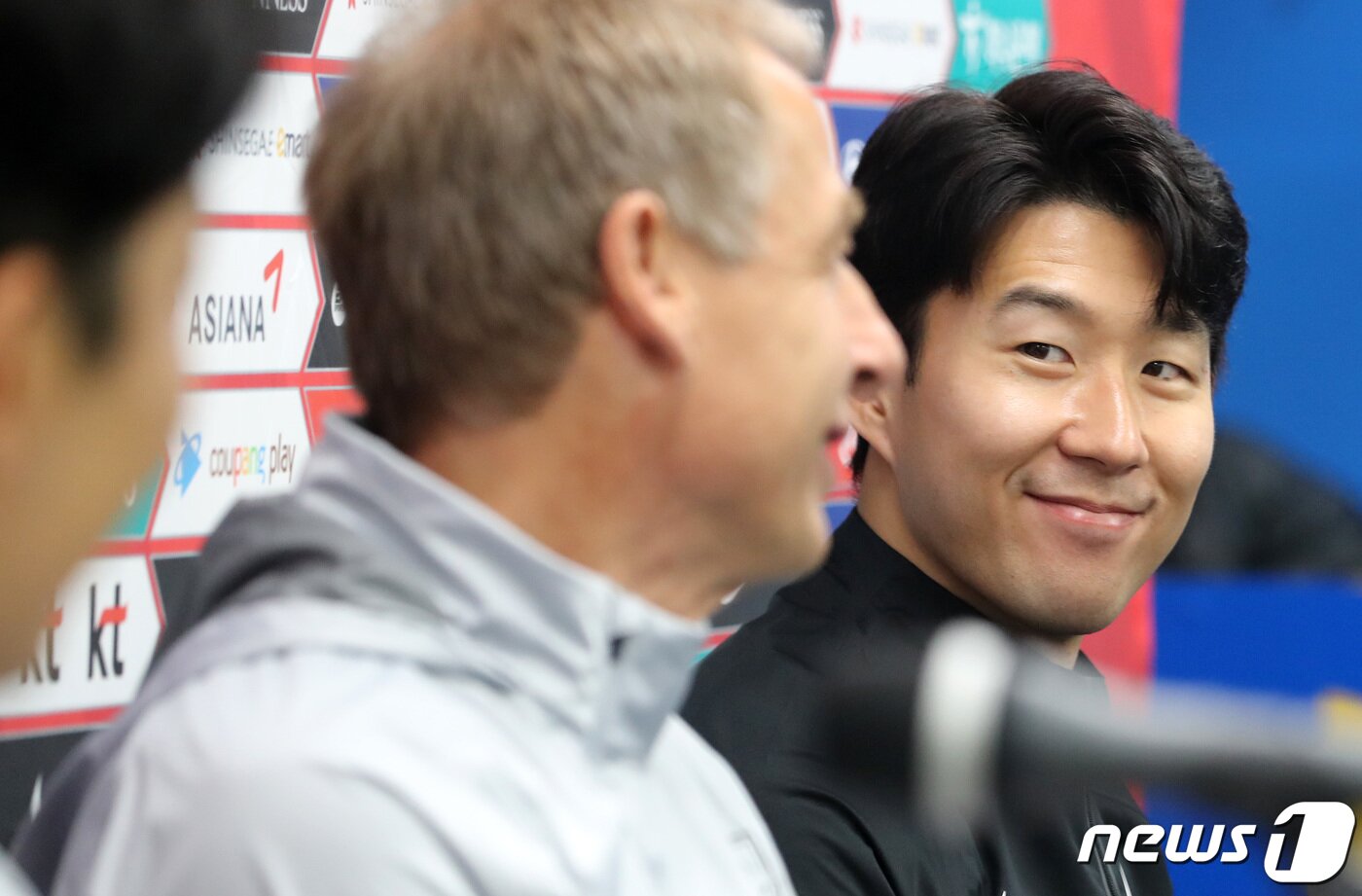 본문 이미지 - 축구대표팀 손흥민이 콜롬비아와의 평가전을 하루 앞둔 23일 오후 울산 문수축구경기장에서 열린 공식 기자회견에서 클린스만 대표팀 감독을 바라보며 미소 짓고 있다. 2023.3.23/뉴스1 ⓒ News1 이동해 기자