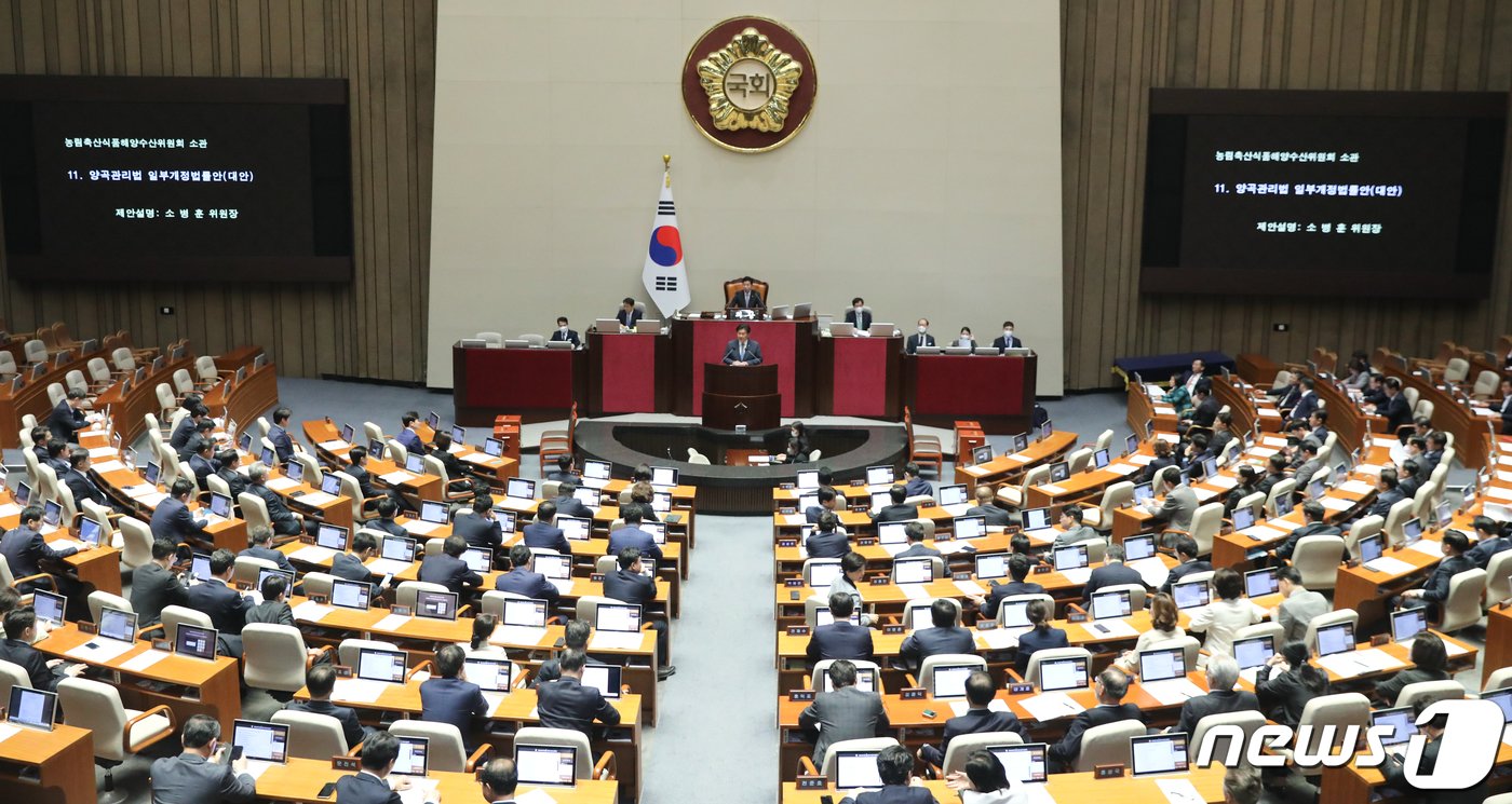 23일 서울 여의도 국회에서 열린 본회의에서 소병훈 농림축산식품해양수산위원장이 양곡관리법 일부개정법률안 제안 설명을 하고 있다. 2023.3.23/뉴스1 ⓒ News1 허경 기자