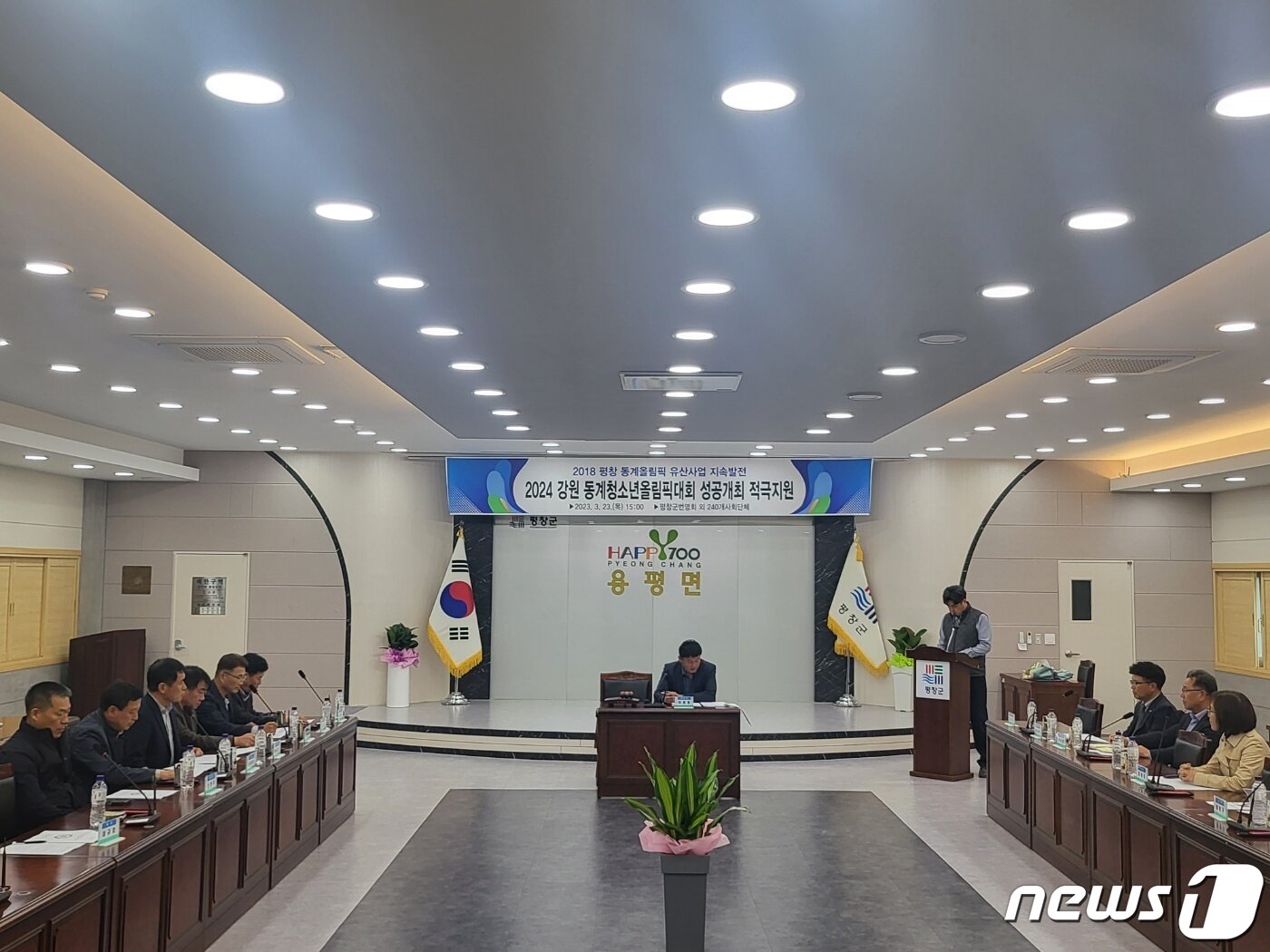 본문 이미지 - 강원 평창군번영회 외 240개 사회단체가 23일 오후 용평면사무소에서 ‘2024 강원 동계청소년올림픽대회 성공개최 적극 지원 성명서’ 발표에 앞서 사안에 대해 논의하고 있다. 2023.3.23/뉴스1 신관호 기자