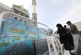 '라마단 시작' 사원으로 향하는 무슬림