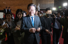 '권리당원 직무 정지 가처분' 질문 듣는 이재명 대표