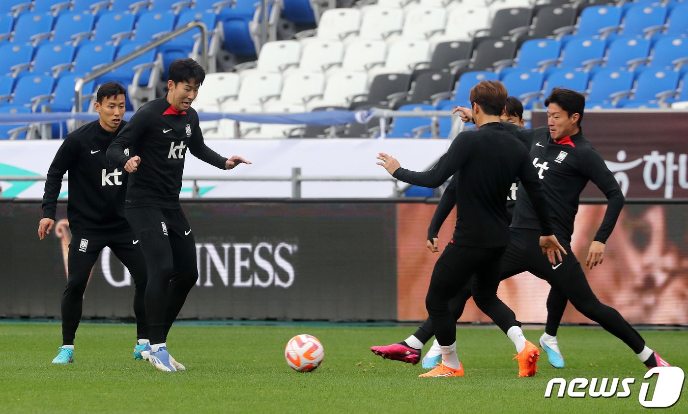 손흥민을 비롯한 축구대표팀 선수들이 콜롬비아와의 평가전을 하루 앞둔 23일 오후 울산 문수축구경기장에서 패스훈련을 하고 있다. 2023.3.23/뉴스1 ⓒ News1 이동해 기자