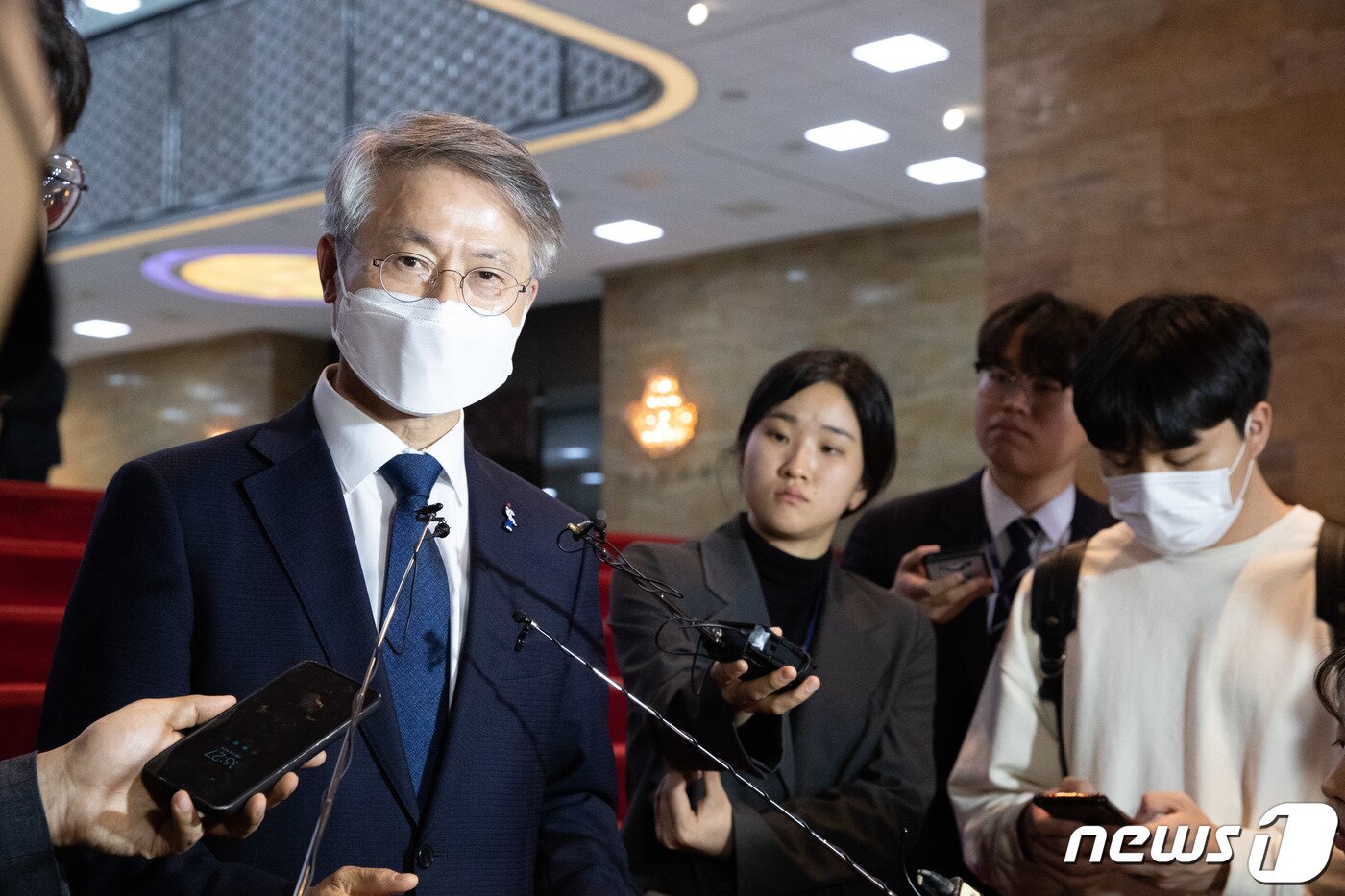 본문 이미지 - 민형배 무소속 의원이 23일 오후 서울 여의도 국회에서 취재진 질문에 답변하고 있다. 2023.3.23/뉴스1 ⓒ News1 이재명 기자