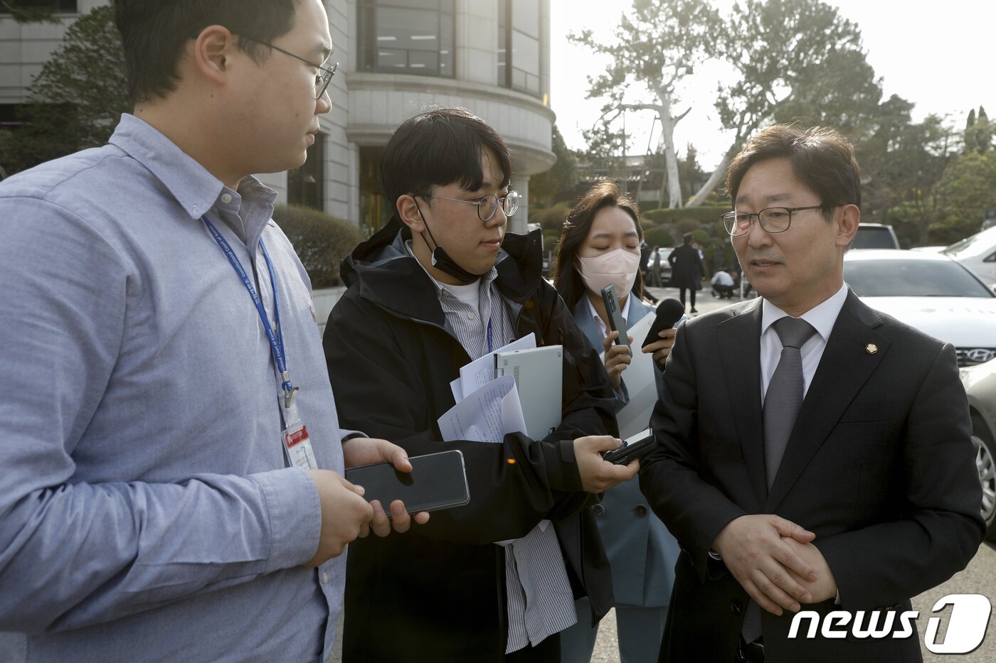 본문 이미지 - 검수완박법 입법 당시 법무부 장관을 지낸 박범계 더불어민주당 의원이 23일 오후 서울 종로구 헌법재판소에서 열린 '검수완박'(검찰 수사권 완전 박탈) 입법에 대한 권한쟁의심판 선고 참석 후 대심판정을 나서며 입장을 밝히고 있다. (공동취재) 2023.3.23/뉴스1 ⓒ News1 박정호 기자