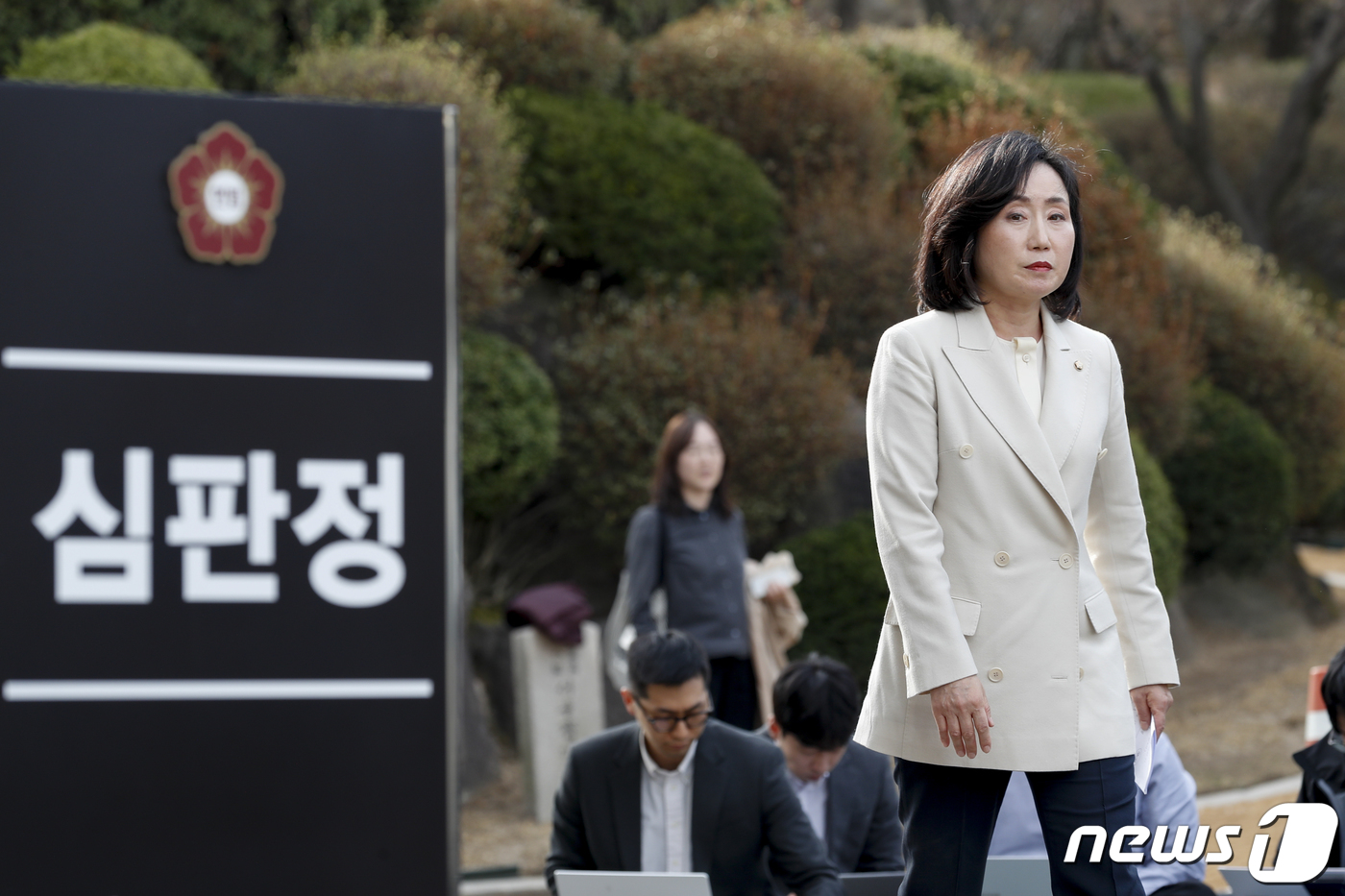 (서울=뉴스1) 박정호 기자 = 전주혜 국민의힘 의원이 23일 오후 서울 종로구 헌법재판소에서 열린 '검수완박'(검찰 수사권 완전 박탈) 입법에 대한 권한쟁의심판 선고 참석 후 대 …