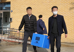 압수물품 들고 JMS 세계선교본부 나서는 검찰