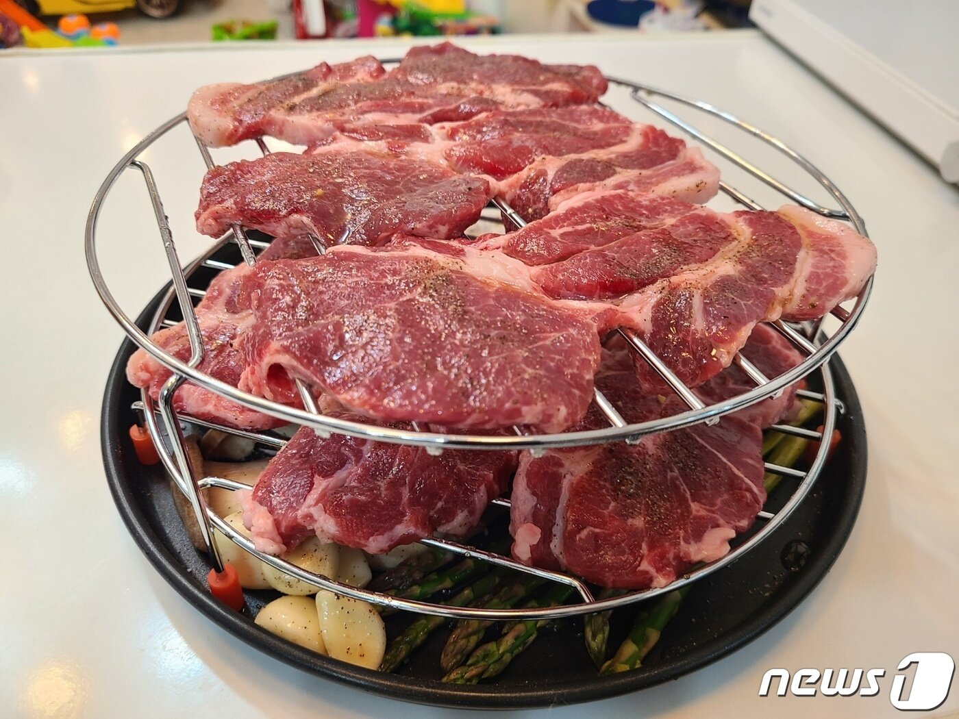 본문 이미지 - 돼지목살, 아스파라거스, 마늘 등을 오븐팬과 석쇠에 올린 모습 ⓒ News1 김민석 기자