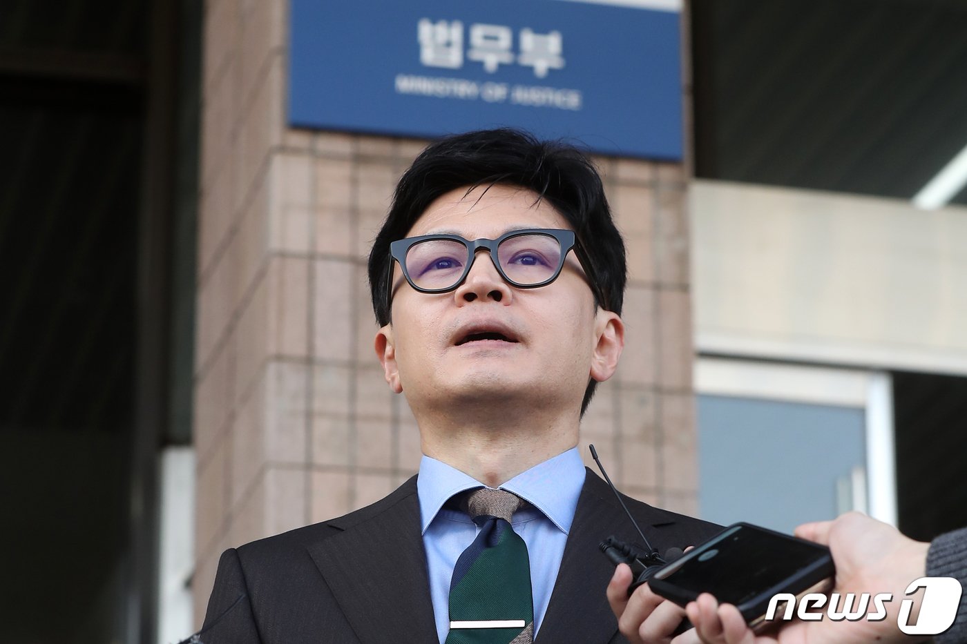 본문 이미지 - 한동훈 법무부 장관이 23일 오후 경기 과천 법무부에서 퇴근하며 헌법재판소의 '검수완박(검찰 수사권 완전 박탈)' 입법 무효 청구 각하 결정에 대한 입장을 밝히고 있다. 2023.3.23/뉴스1 ⓒ News1 민경석 기자