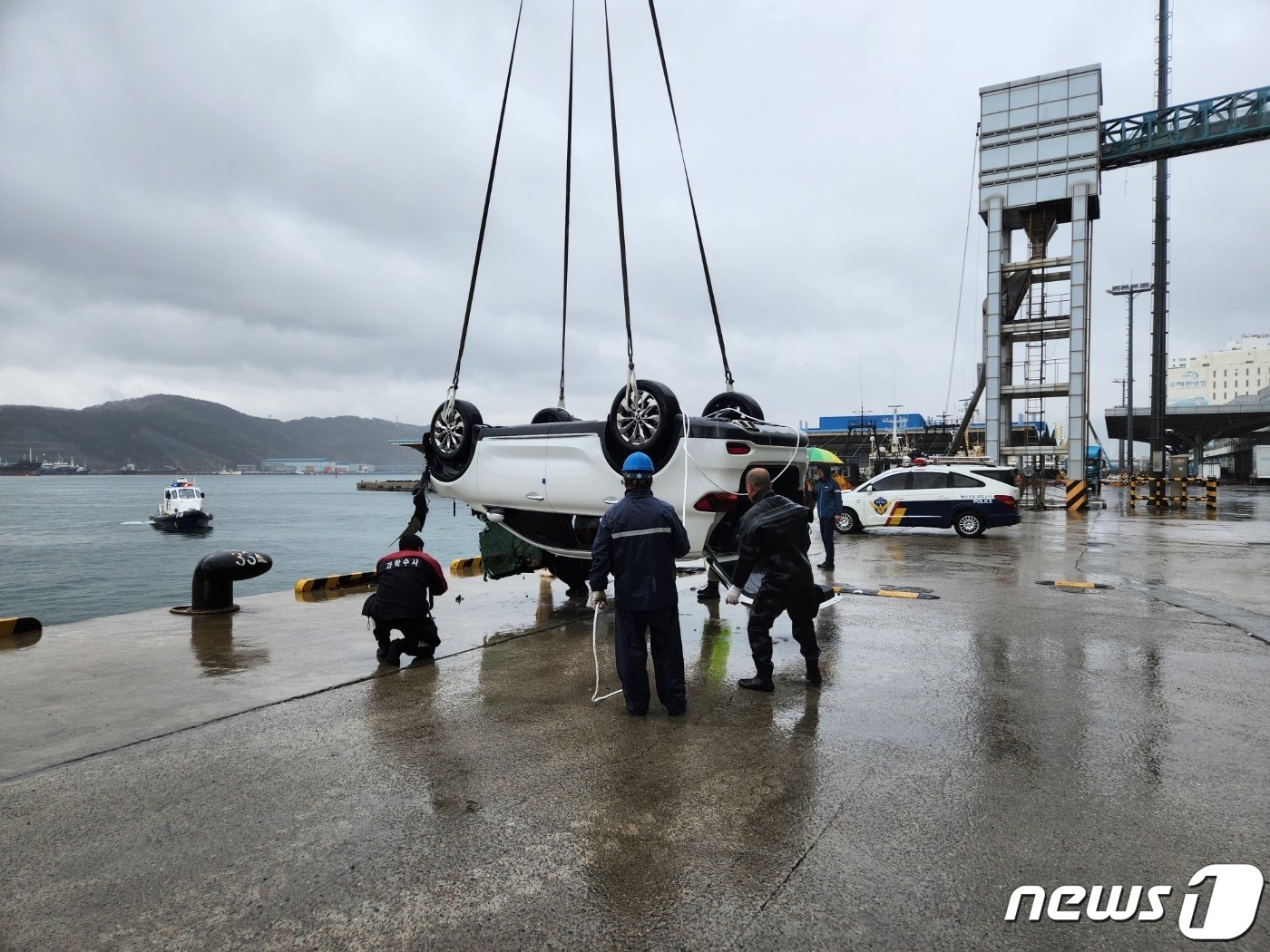 23일 오전 부산 감천항 인근 해상에 빠진 차량을 해경이 인양하고 있다.&#40;부산해경 제공&#41;