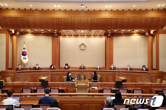 유남석 헌법재판소장과 재판관들이 23일 서울 종로구 헌법재판소에서 열린 '검수완박(검찰 수사권 완전 박탈)' 법안에 대한 권한쟁의심판 선고를 위해 대심판정에 자리해 있다.  (공동취재) 2023.3.23/뉴스1 © News1 박정호 기자