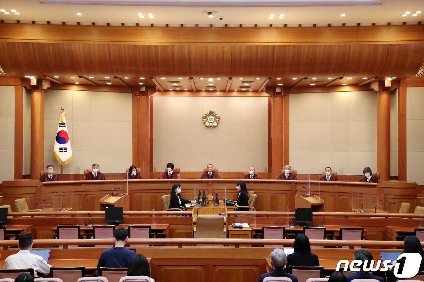 본문 이미지 - 유남석 헌법재판소장과 재판관들이 23일 서울 종로구 헌법재판소에서 열린 &#39;검수완박&#40;검찰 수사권 완전 박탈&#41;&#39; 법안에 대한 권한쟁의심판 선고를 위해 대심판정에 자리해 있다.  &#40;공동취재&#41; 2023.3.23/뉴스1 ⓒ News1 박정호 기자