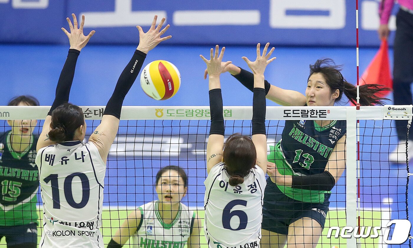 본문 이미지 - 23일 경기도 수원시 수원실내체육관에서 열린 도드람 2022-2023 V리그 현대건설과 한국도로공사 준플레이오프 1차전 경기에서 현대건설 정지윤이 공격하고 있다. (현대건설배구단 제공) 2023.3.23/뉴스1