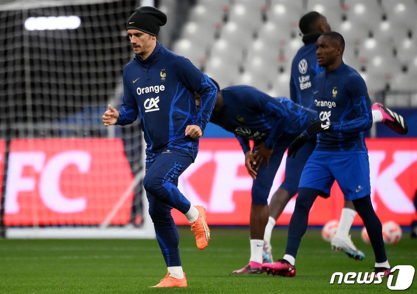 본문 이미지 - 네덜란드전을 앞두고 훈련 중인 프랑스 대표팀 그리즈만(왼쪽). ⓒ AFP=뉴스1