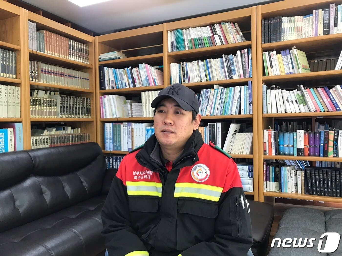 본문 이미지 - 신정현 남부지방산림청 산불재난특수진화대 주무관이 지난 15일 경북 안동 남부지방산림청에서 뉴스1과 인터뷰를 하고 있다. ⓒ 뉴스1