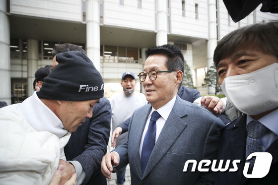 서해 피격 공무원 유족 항의 받는 박지원 전 국정원장