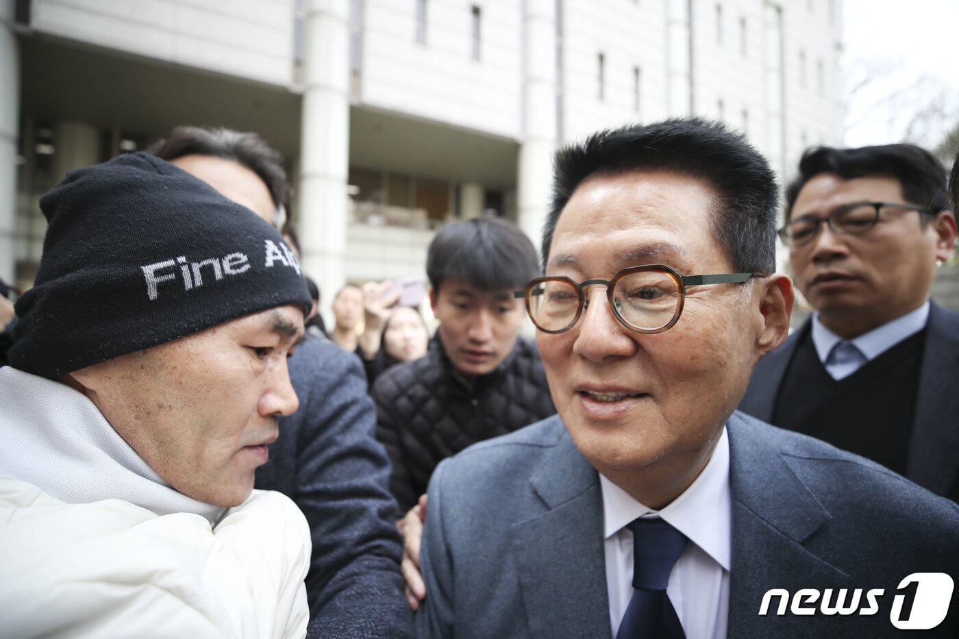 본문 이미지 - 서해 공무원 피격 사건을 은폐하려 한 혐의로 기소된 박지원 전 국가정보원장이 24일 서울 서초구 서울중앙지방법원에서 열린 1차 공판에 출석하며 서해 피격 공무원 유족 이래진 씨의 항의를 받고 있다. (공동취재) 2023.3.24/뉴스1 ⓒ News1 임세영 기자