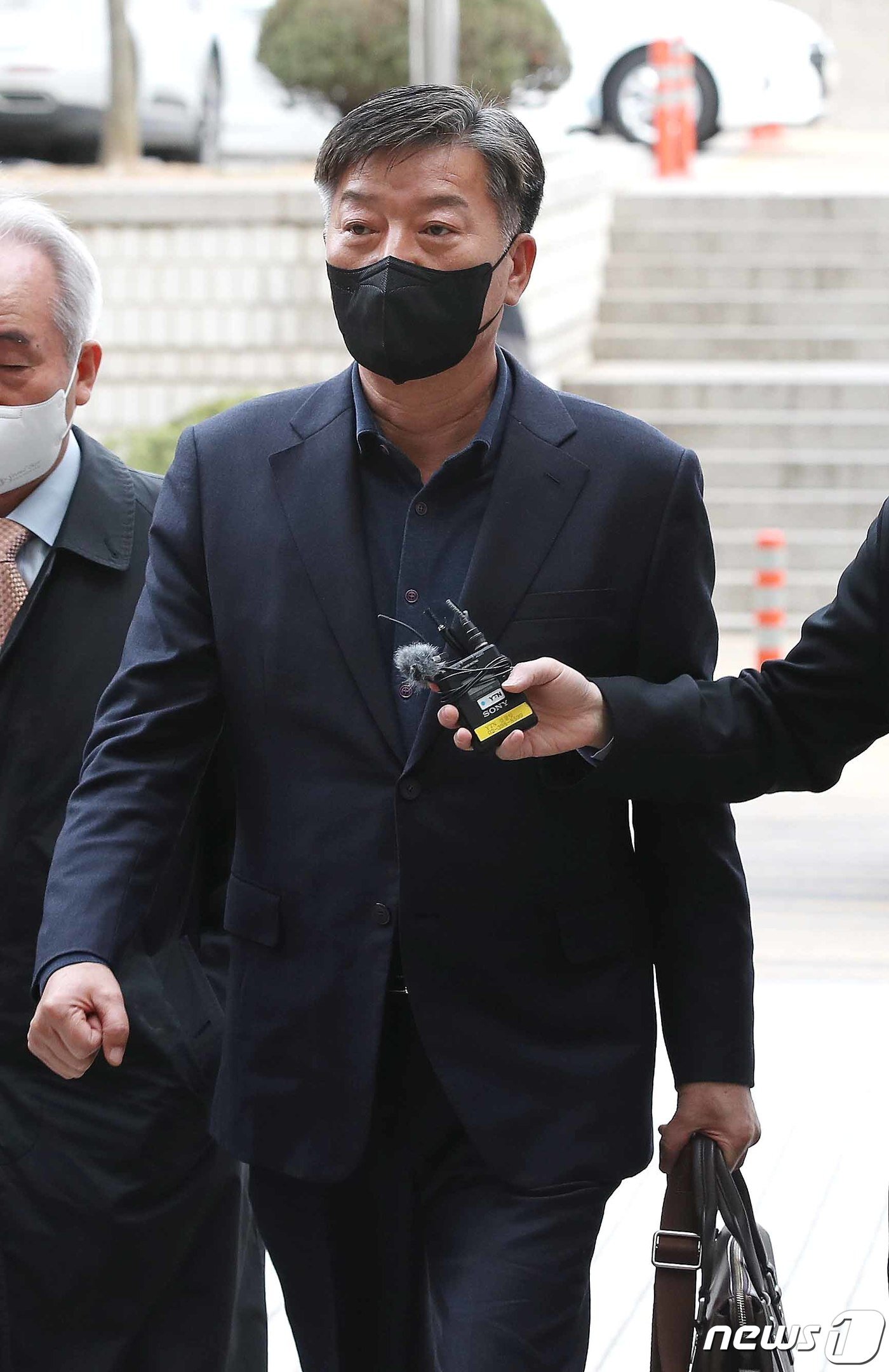 본문 이미지 - 김홍희 전 해양경찰청장이 24일 오전 서울 서초구 중앙지방법원에 열린 '서해 피격 은폐' 관련 첫 공판에 출석하고 있다.2023.3.24/뉴스1 ⓒ News1 임세영 기자