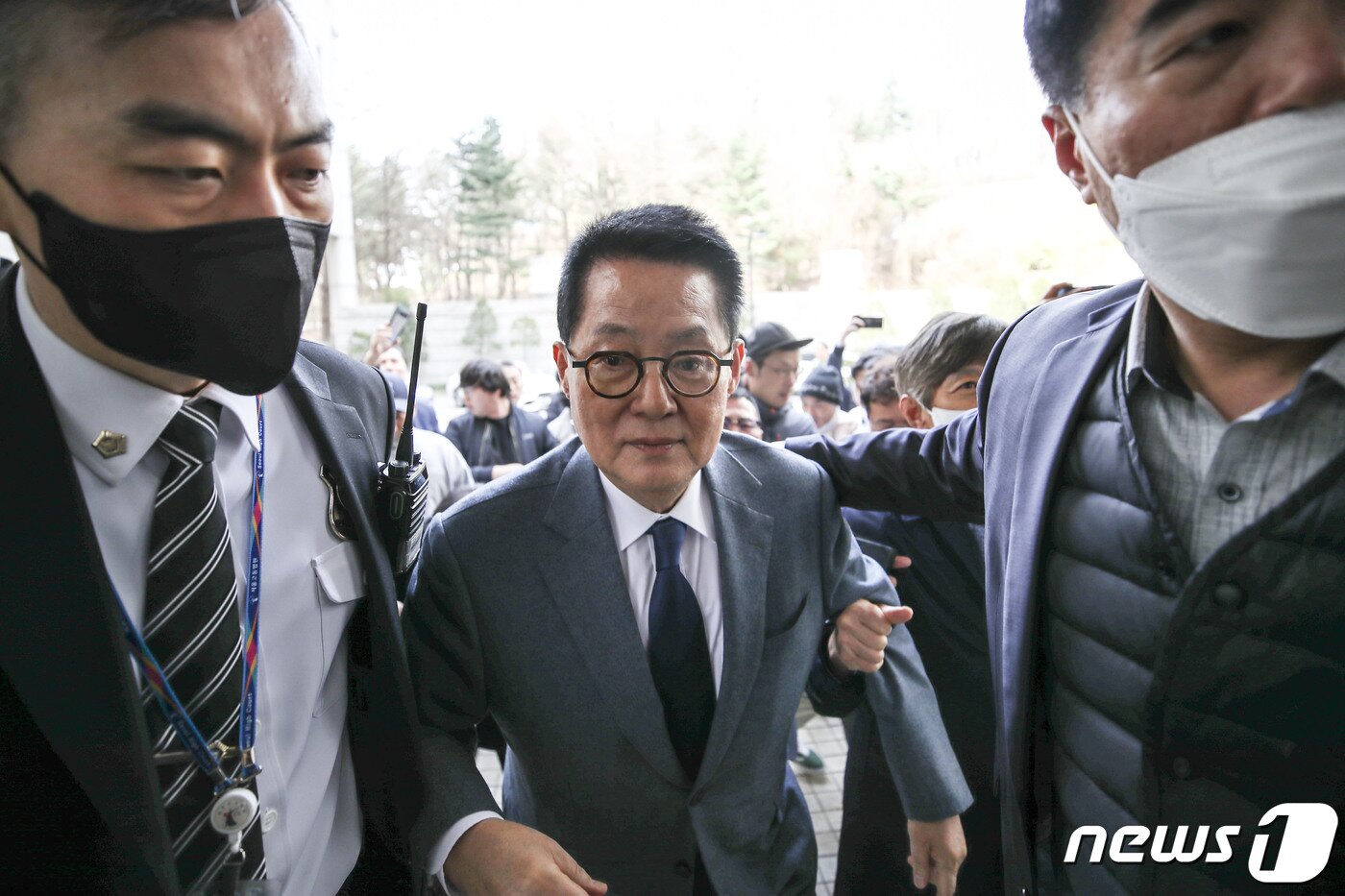 본문 이미지 - 서해 공무원 피격 사건을 은폐하려 한 혐의로 기소된 박지원 전 국가정보원장이 24일 서울 서초구 서울중앙지방법원에서 열린 1차 공판에 출석하고 있다. (공동취재) 2023.3.24/뉴스1 ⓒ News1 임세영 기자