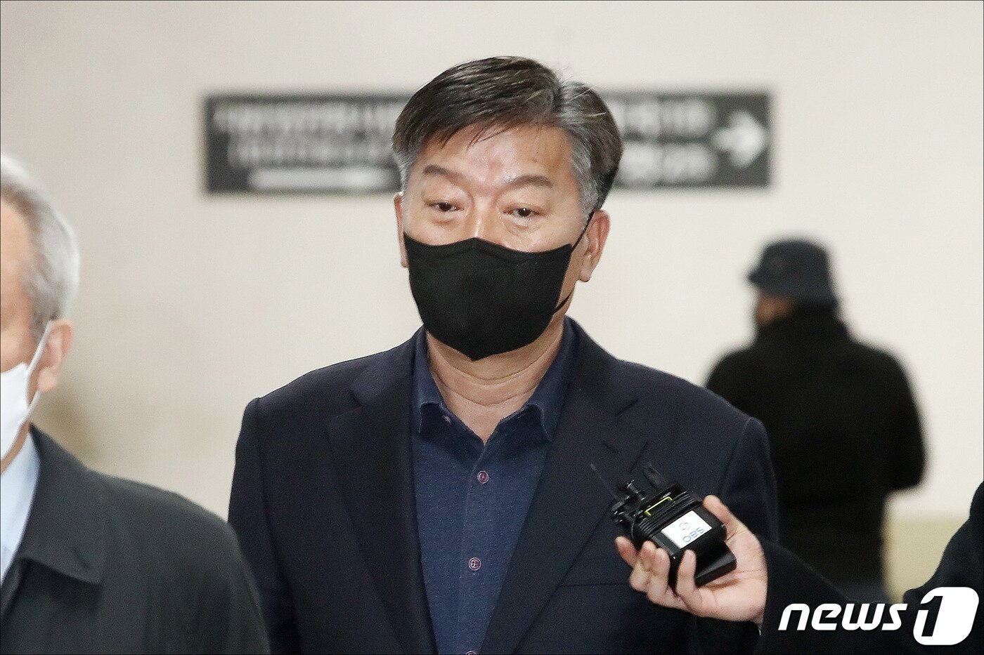 본문 이미지 - 김홍희 전 해양경찰청장이 24일 오전 서울 서초구 서울중앙지방법원에서 열린 '서해 공무원 피격' 사건 첫 공판에 출석하고 있다. (공동취재) 2023.3.24/뉴스1 ⓒ News1 임세영 기자